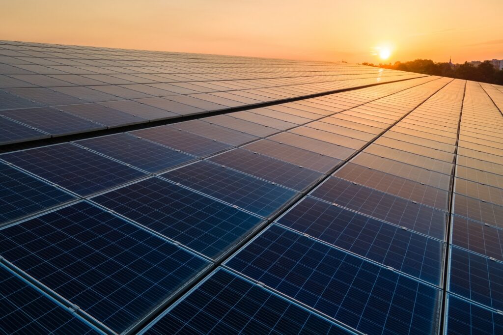 コスト削減と脱炭素経営を叶える太陽光発電。最新の事例を紹介